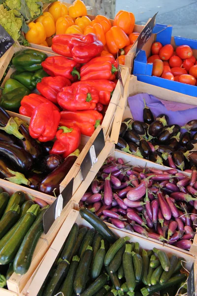 Zelenina ve stánku na trhu — Stock fotografie