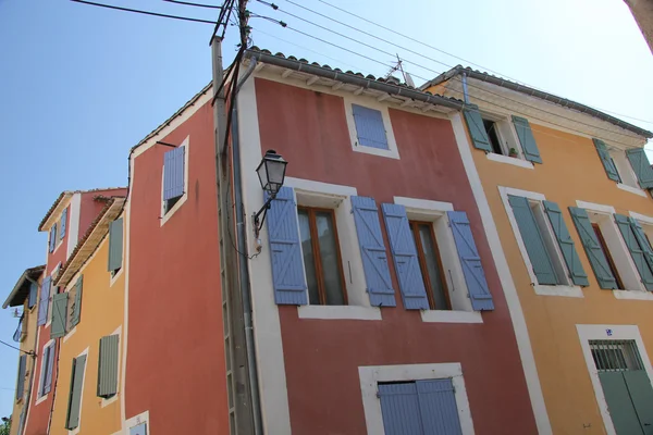 A Provence-ban színes házak — Stock Fotó