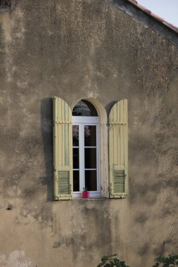Ahşap panjurlu pencere