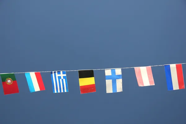 Bandeiras europeias num céu azul claro — Fotografia de Stock