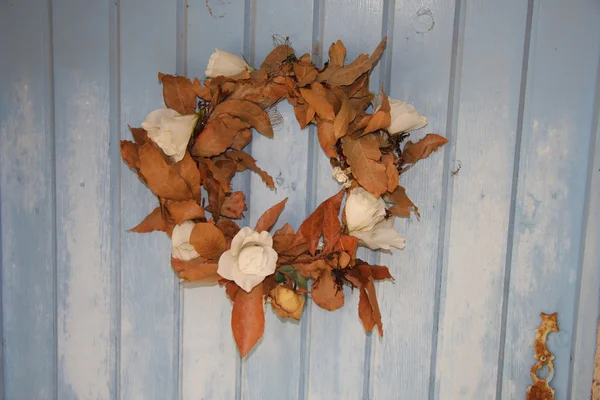 Corona decorativa en la puerta de madera — Foto de Stock