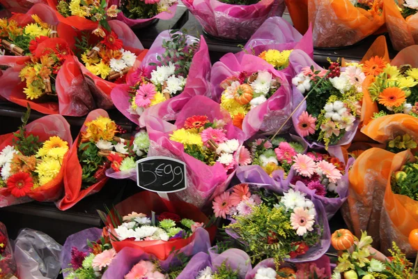 Färgstarka buketter på en fransk marknad — Stockfoto