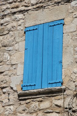 Ahşap panjurlu pencere