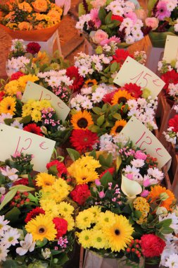 Fransız bir pazarda renkli buketleri