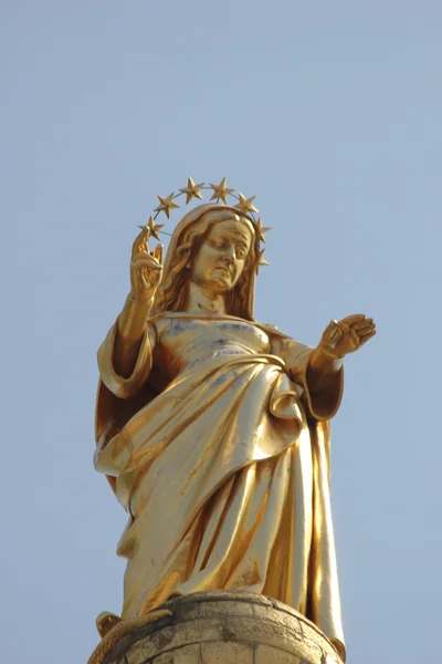 Статуя Золотой Девы Марии — стоковое фото