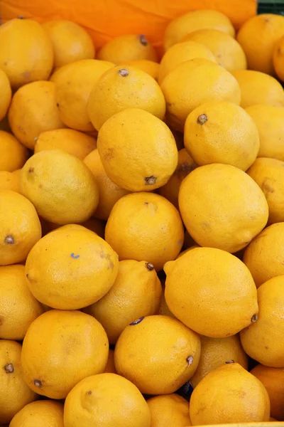 Lemons at a market — Stock Photo, Image