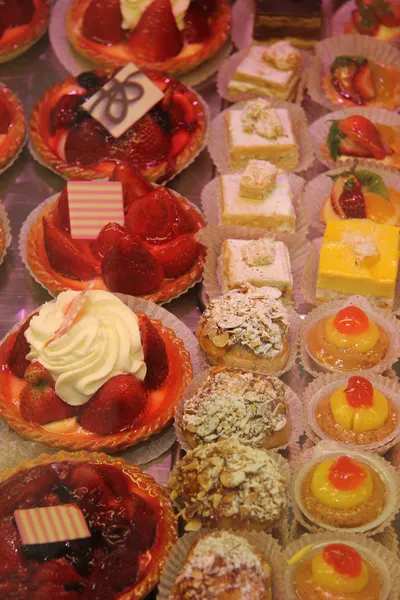 Pasticceria di lusso in un negozio francese — Foto Stock