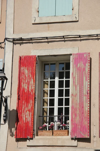 Окно в Провансе — стоковое фото
