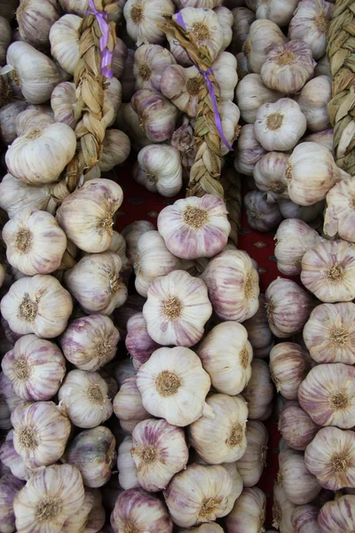 Fresh garlic at a market — Stock Photo, Image