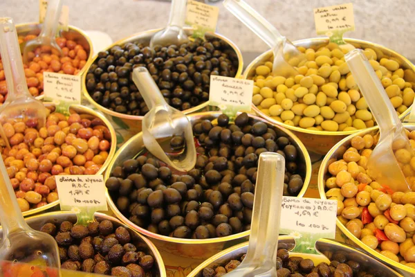 Verschiedene Arten von Oliven — Stockfoto