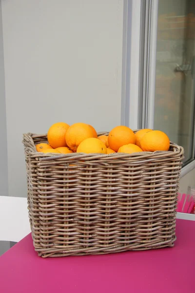 Cesta de vime com laranjas — Fotografia de Stock