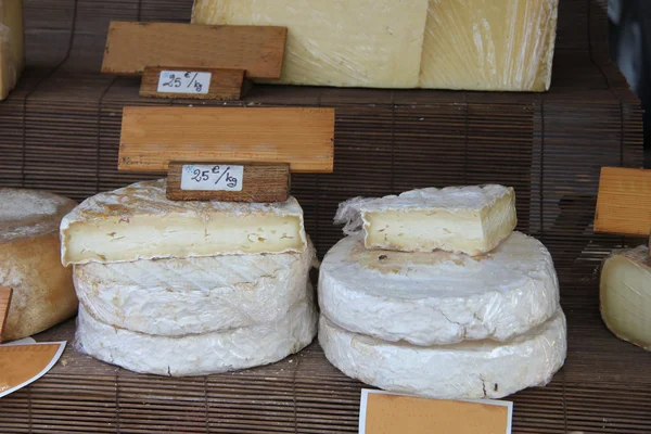 Queijo em um mercado francês — Fotografia de Stock