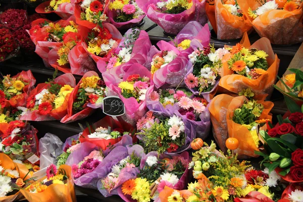 Bouquets variopinti ad un mercato francese — Foto Stock