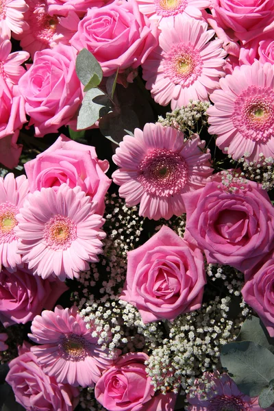 Rosas-de-rosa e gerberas — Fotografia de Stock