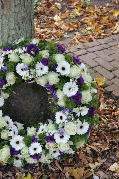 Sympathy wreath in white and purple — Stock Photo, Image