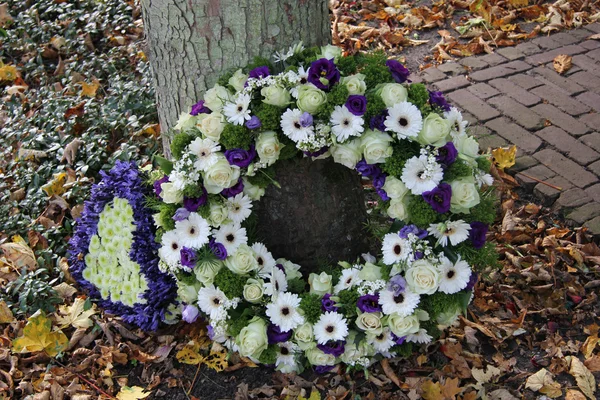 Sympathy wreath in white and purple — Stock Photo, Image