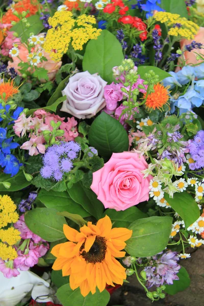 Disposizione floreale mista in colori vivaci — Foto Stock