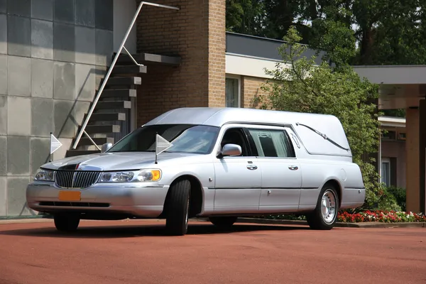 Silbergrauer Leichenwagen — Stockfoto