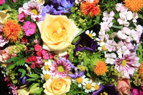 Gemengd boeket in felle kleuren — Stockfoto