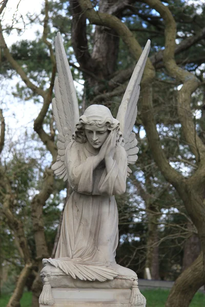 Ángel de la guarda tumba monumento — Foto de Stock