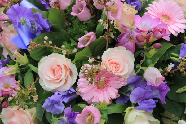 Mixed floral arrangement in pink — Stock Photo, Image