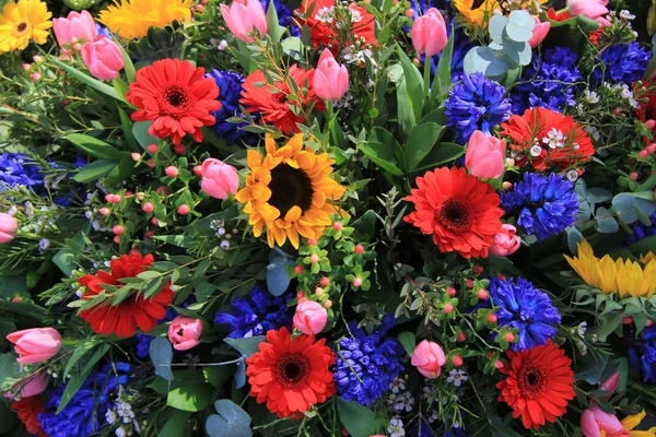 Gemischter Blumenschmuck in hellen Farben — Stockfoto