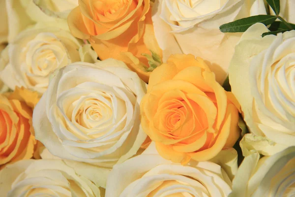 Białe i żółte róże w suknie ślubne ikiebana — Zdjęcie stockowe