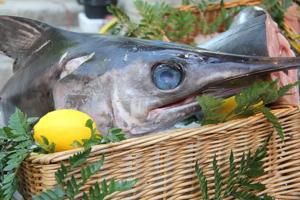 Zwaardvis op een Franse markt — Stockfoto