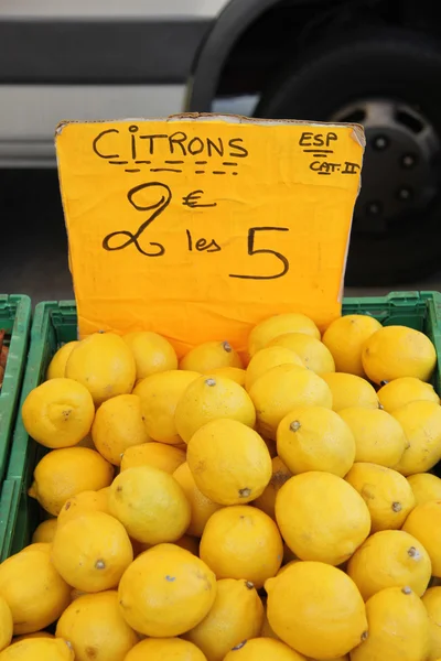 Zitronen auf einem Markt — Stockfoto