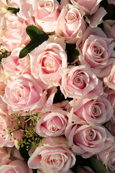 Rosas cor de rosa em uma peça central de casamento — Fotografia de Stock