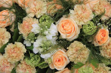 soluk turuncu gül ve karanfil