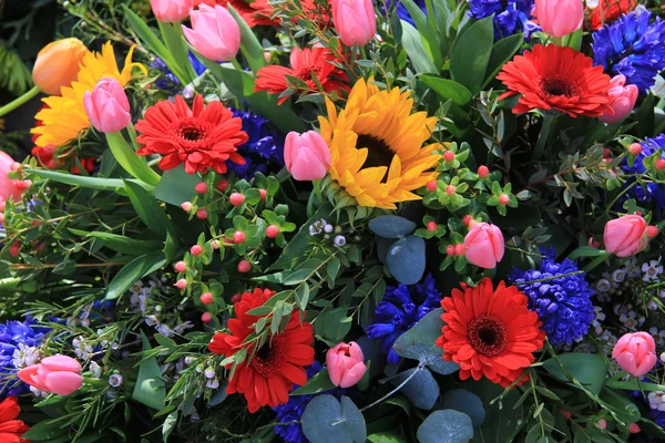 Buquê amarelo, vermelho e azul — Fotografia de Stock