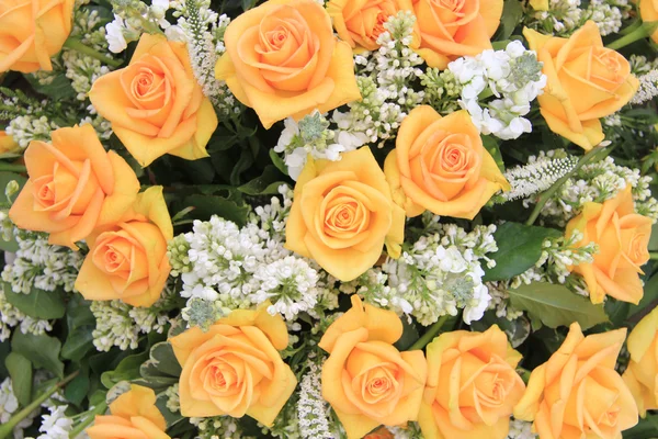 Gele rose en witte gemeenschappelijk Lila bruiloft bloemen — Stockfoto