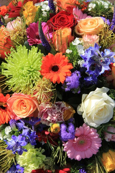 Gemengd bloemstuk in felle kleuren — Stockfoto