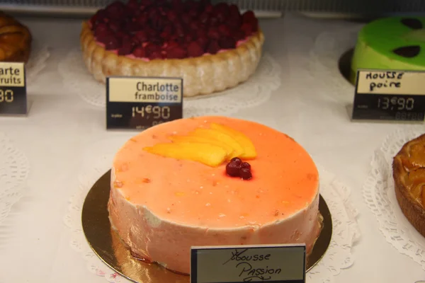 Luksusowe ciasto w sklepie, francuski — Zdjęcie stockowe