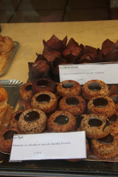 Шоколадное печенье во французском магазине — стоковое фото