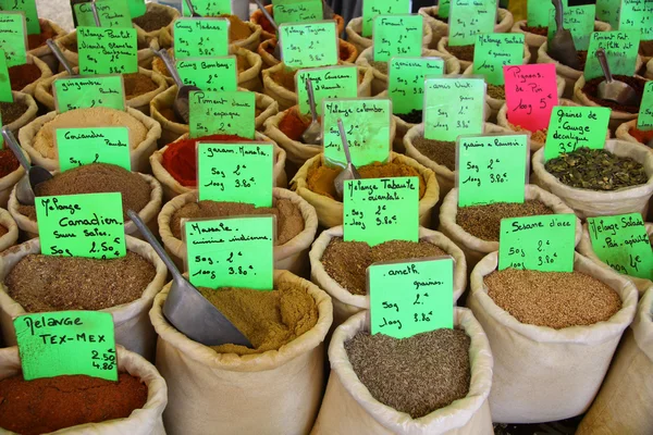 Ervas aromáticas e especiarias num mercado francês — Fotografia de Stock