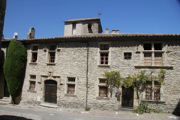 Vista para a rua de Vaison la Romaine — Fotografia de Stock