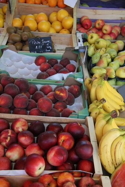 Frutas num mercado — Fotografia de Stock