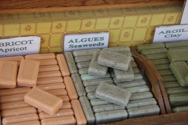 Bars de savon sur un marché français — Photo