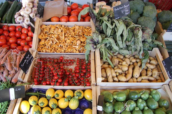 Verdure in una bancarella di mercato — Foto Stock