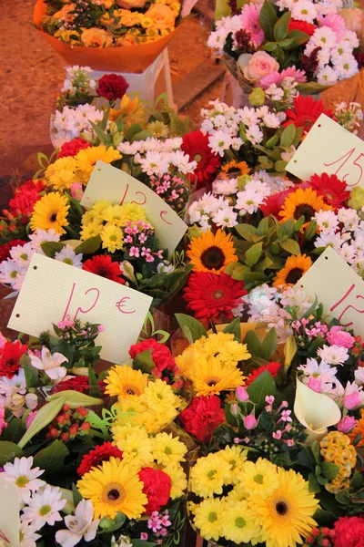 Bouquets colorés sur un marché français — Photo