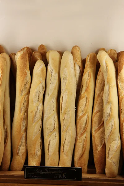 Baguette franskbröd i en butik — Stockfoto