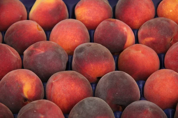 Perziken op een markt — Stockfoto