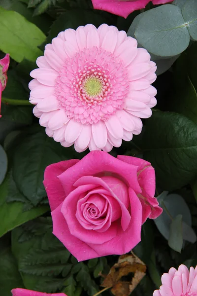 Roze rozen en gerbera 's — Stockfoto