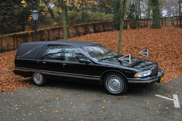 Siyah cenaze arabası — Stok fotoğraf