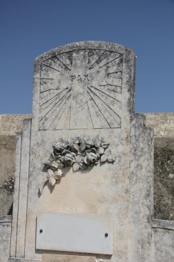 bir mezarlıkta mezar taşı