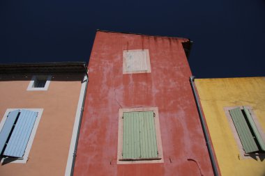 roussillon renkli evleri