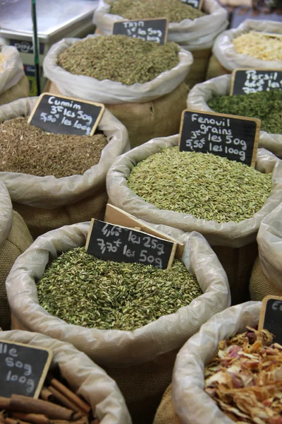Herbes et épices dans un marché français — Photo