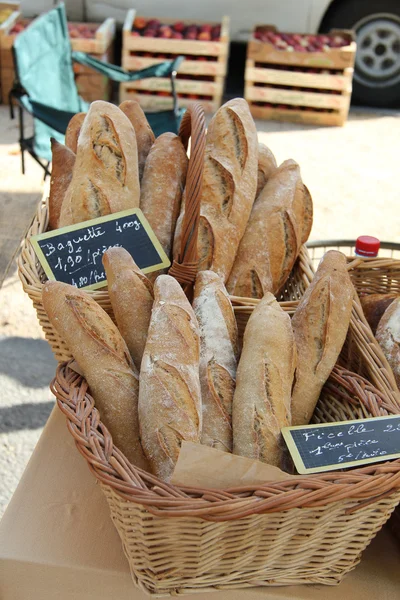 Baguettes frescos en un mercado — Foto de Stock